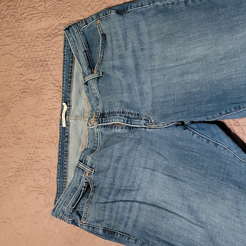 24w Levi's boot cut jean